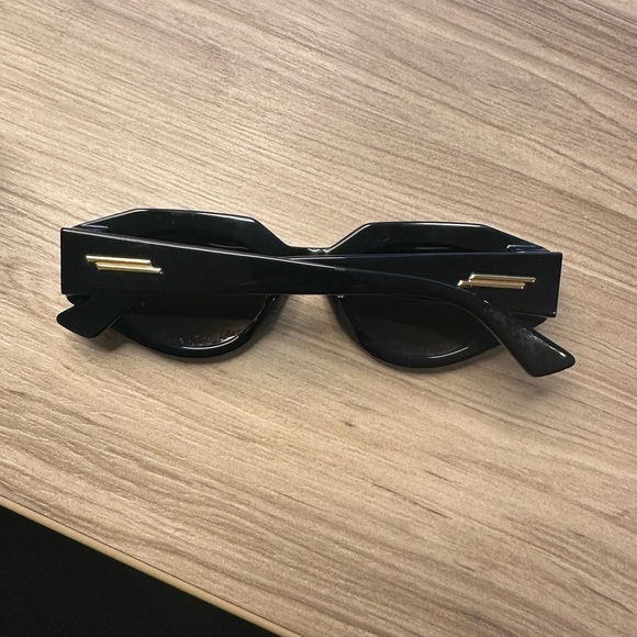 Bottega Veneta black sunglasses - Picture 4 of 11